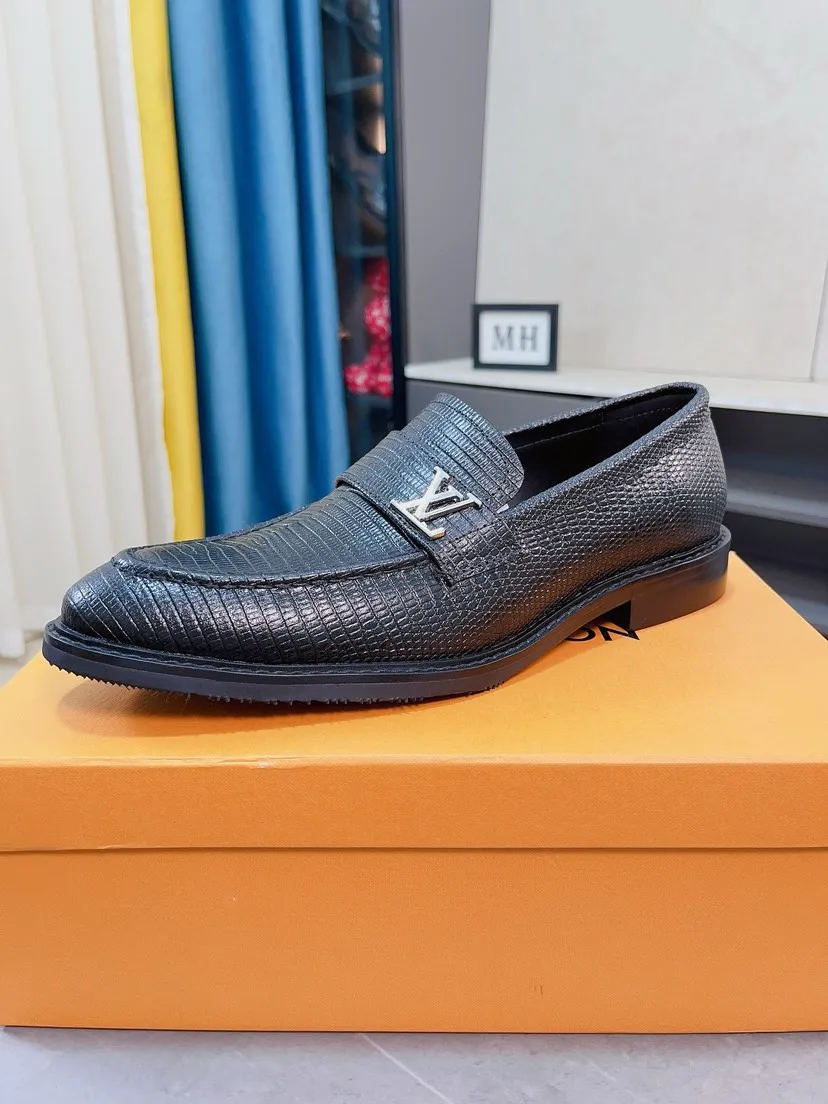 Men's shoes💰438🌹🌹【Louis Vuitton] LV official website synchronizes casual formal leather shoes, imported Italian first-layer calfskin, the leather feels natural and comfortable, and the flowing shoe body design embodies an extraordinary superior wearing experience. Smooth and tight hand-stitched seams achieve extraordinary noble taste. The lining is made of cowhide, which is high-end, comfortable and breathable, telling the man's high-spirited heart. Number of items in stock: 38-44 45 can be customized.